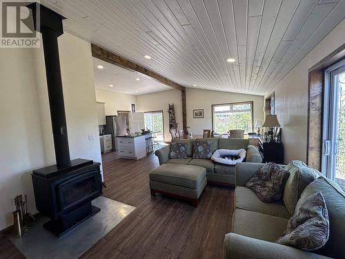 6385 Eagan Lake Road, Bridge Lake, BC - Indoor Photo Showing Living Room