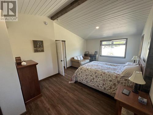 6385 Eagan Lake Road, Bridge Lake, BC - Indoor Photo Showing Bedroom