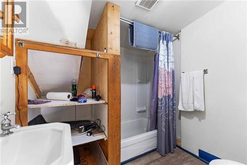 2ND FLOOR FULL BATH - 944 Pembroke Street W, Pembroke, ON - Indoor Photo Showing Bathroom