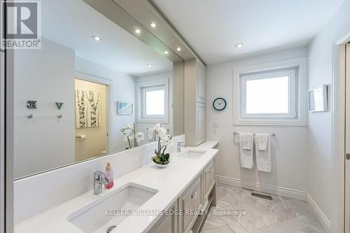 31 Hilts Drive, Hamilton, ON - Indoor Photo Showing Bathroom