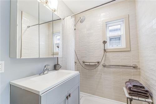 185 Simcoe Street E, Hamilton, ON - Indoor Photo Showing Bathroom