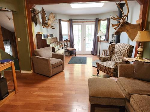 275 Silver Avenue S, Greenwood, BC - Indoor Photo Showing Living Room