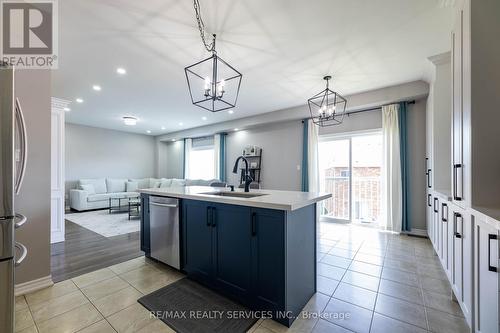 213 Morden Drive, Shelburne, ON - Indoor Photo Showing Kitchen With Upgraded Kitchen