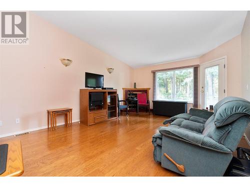 221 Temple Street, Sicamous, BC - Indoor Photo Showing Living Room