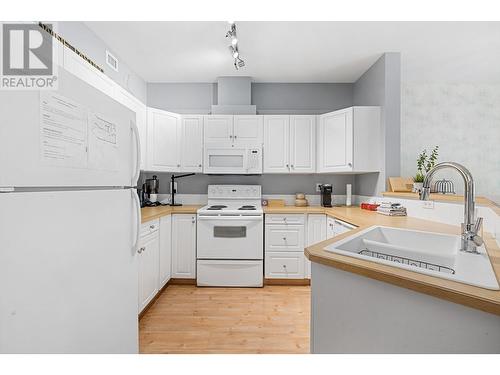 1088 Sunset Drive Unit# 546, Kelowna, BC - Indoor Photo Showing Kitchen