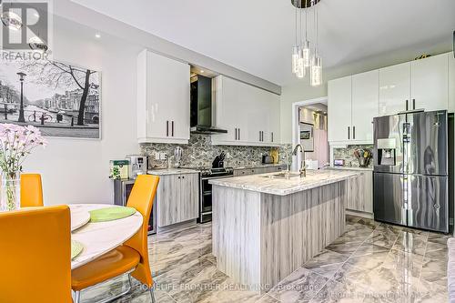 41 Cottonwood Hollow Court, Aurora, ON - Indoor Photo Showing Kitchen With Upgraded Kitchen