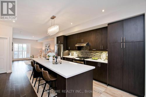 20 Mcgurran Lane, Richmond Hill, ON - Indoor Photo Showing Kitchen With Upgraded Kitchen