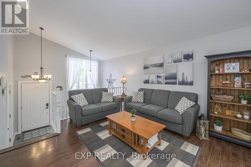 15 Bowcott Cres, London, ON - Indoor Photo Showing Living Room