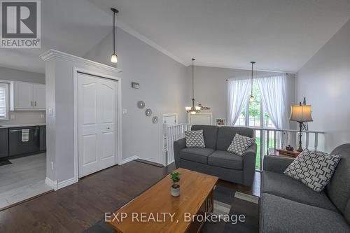 15 Bowcott Cres, London, ON - Indoor Photo Showing Living Room