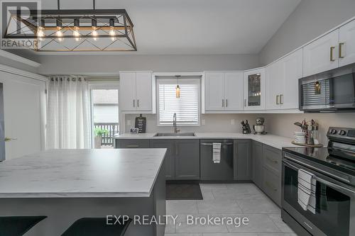 15 Bowcott Cres, London, ON - Indoor Photo Showing Kitchen
