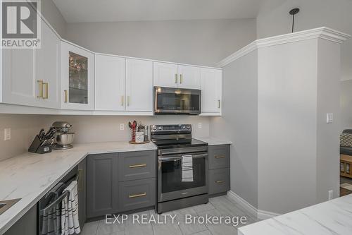 15 Bowcott Cres, London, ON - Indoor Photo Showing Kitchen