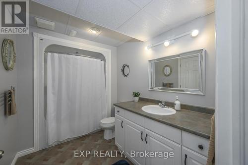 15 Bowcott Cres, London, ON - Indoor Photo Showing Bathroom