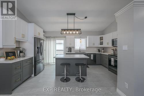 15 Bowcott Crescent, London, ON - Indoor Photo Showing Kitchen With Upgraded Kitchen
