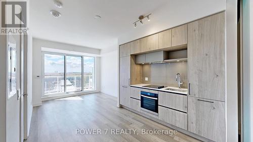 723 - 2 David Eyer Road, Richmond Hill, ON - Indoor Photo Showing Kitchen