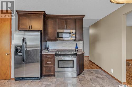 12 Crestview Bay, Regina, SK - Indoor Photo Showing Kitchen