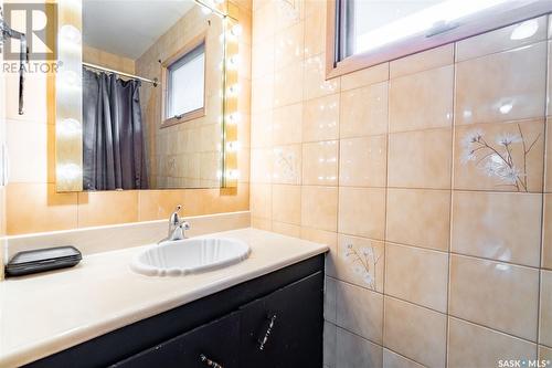 12 Crestview Bay, Regina, SK - Indoor Photo Showing Bathroom