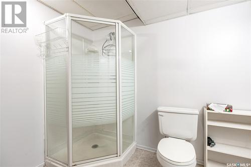 12 Crestview Bay, Regina, SK - Indoor Photo Showing Bathroom