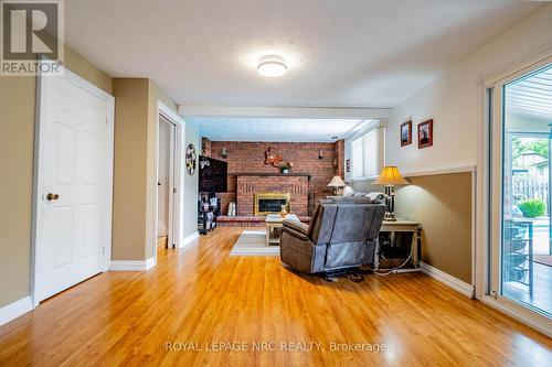 10 D'Everardo Drive, Pelham, ON - Indoor Photo Showing Living Room With Fireplace