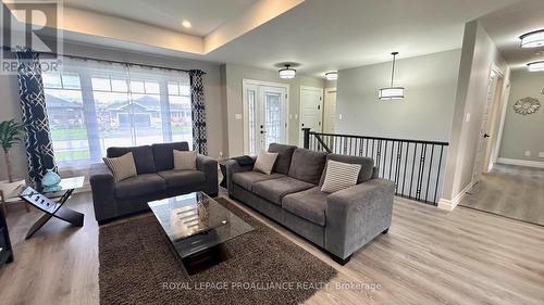 17 Gavin Crescent, Quinte West, ON - Indoor Photo Showing Living Room