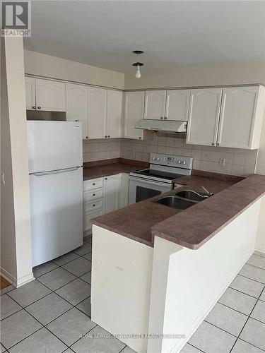 98 - 5055 Heatherleigh Avenue E, Mississauga, ON - Indoor Photo Showing Kitchen With Double Sink