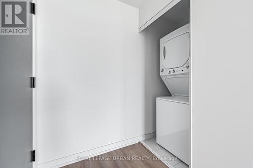 613 - 500 Dupont Street, Toronto, ON - Indoor Photo Showing Laundry Room