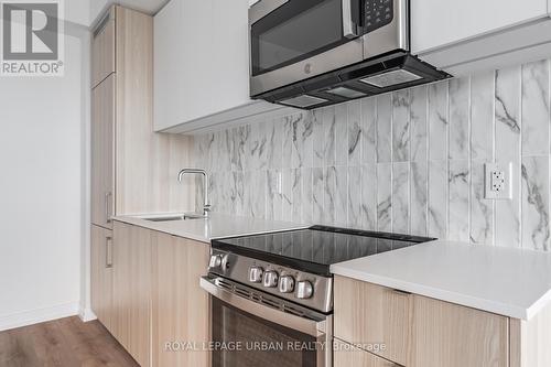 613 - 500 Dupont Street, Toronto, ON - Indoor Photo Showing Kitchen