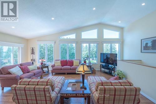 36 Southshore Road, Kawartha Lakes, ON - Indoor Photo Showing Living Room