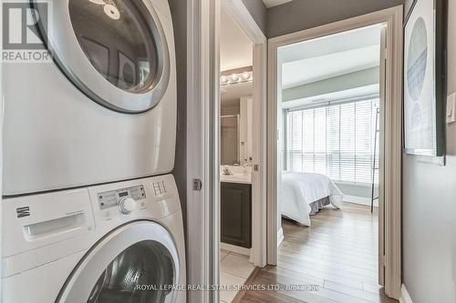 1018 - 2111 Lake Shore Boulevard W, Toronto, ON - Indoor Photo Showing Laundry Room