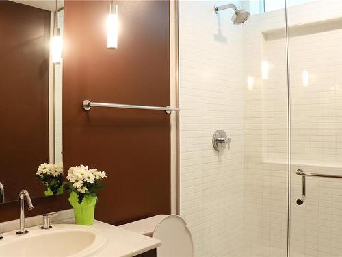 502-66 Songhees Rd West, Victoria, BC - Indoor Photo Showing Bathroom