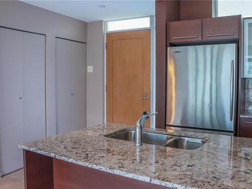 502-66 Songhees Rd West, Victoria, BC - Indoor Photo Showing Kitchen With Double Sink With Upgraded Kitchen