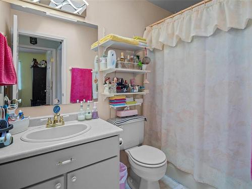 4225 Ponderosa Cres, Saanich, BC - Indoor Photo Showing Bathroom