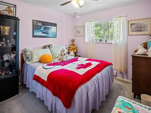 4225 Ponderosa Cres, Saanich, BC - Indoor Photo Showing Bedroom