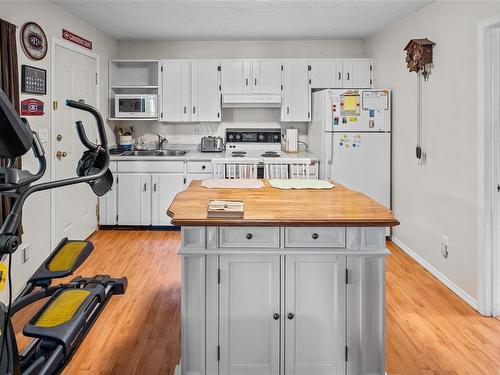 4225 Ponderosa Cres, Saanich, BC - Indoor Photo Showing Kitchen With Double Sink