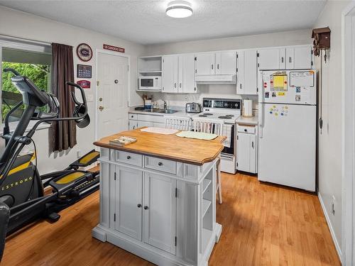 4225 Ponderosa Cres, Saanich, BC - Indoor Photo Showing Kitchen