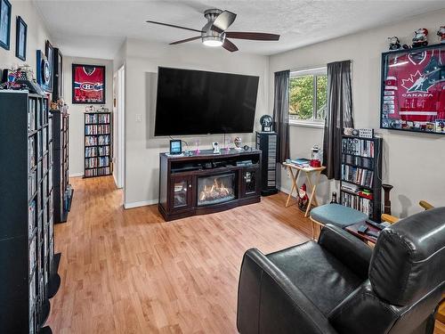 4225 Ponderosa Cres, Saanich, BC - Indoor Photo Showing Living Room