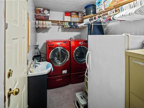 4225 Ponderosa Cres, Saanich, BC - Indoor Photo Showing Laundry Room