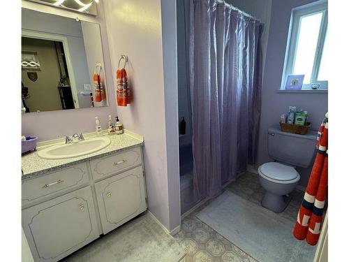 4225 Ponderosa Cres, Saanich, BC - Indoor Photo Showing Bathroom