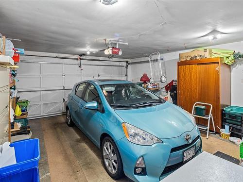 4225 Ponderosa Cres, Saanich, BC - Indoor Photo Showing Garage