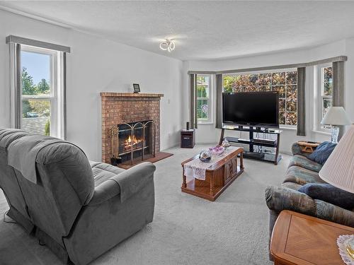 4225 Ponderosa Cres, Saanich, BC - Indoor Photo Showing Living Room With Fireplace