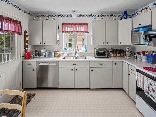 4225 Ponderosa Cres, Saanich, BC - Indoor Photo Showing Kitchen With Double Sink