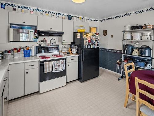 4225 Ponderosa Cres, Saanich, BC - Indoor Photo Showing Kitchen