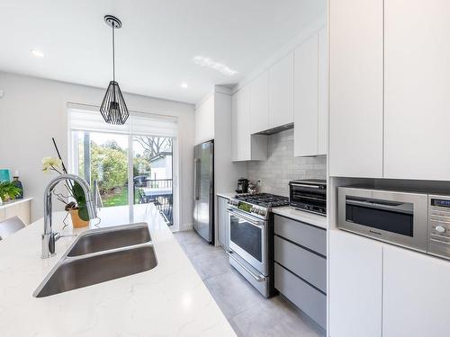 Cuisine - 102-154 Rue Jean-Talon, Saint-Jean-Sur-Richelieu, QC - Indoor Photo Showing Kitchen With Double Sink With Upgraded Kitchen