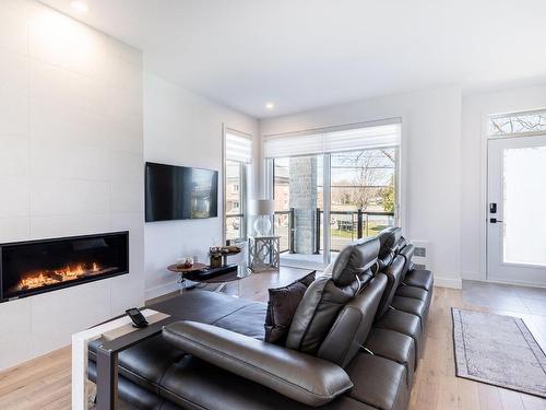 Salon - 102-154 Rue Jean-Talon, Saint-Jean-Sur-Richelieu, QC - Indoor Photo Showing Living Room With Fireplace