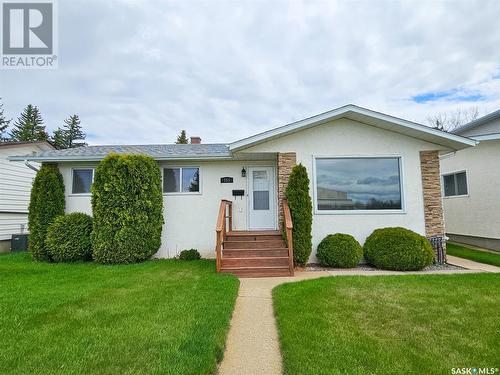 515 13Th Avenue Ne, Swift Current, SK - Outdoor With Facade