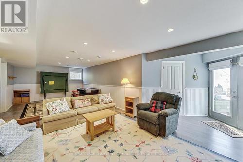 40 Belgrove Crescent, Tiny, ON - Indoor Photo Showing Living Room