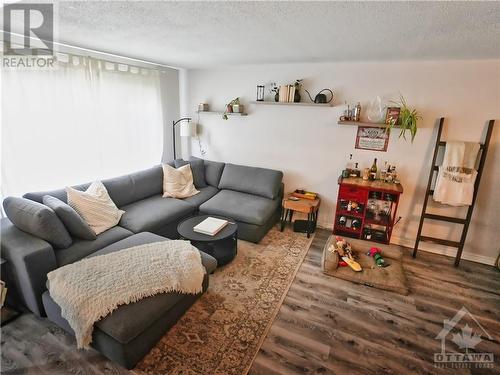 2239 Watercolours Way, Ottawa, ON - Indoor Photo Showing Living Room