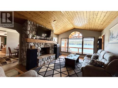 6126 Lakeshore Drive, Horse Lake, BC - Indoor Photo Showing Living Room With Fireplace