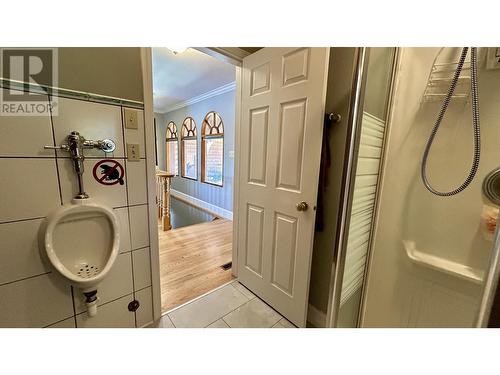 6126 Lakeshore Drive, Horse Lake, BC - Indoor Photo Showing Bathroom
