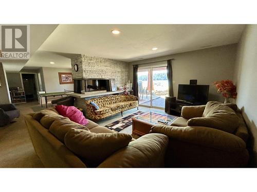 6126 Lakeshore Drive, Horse Lake, BC - Indoor Photo Showing Living Room