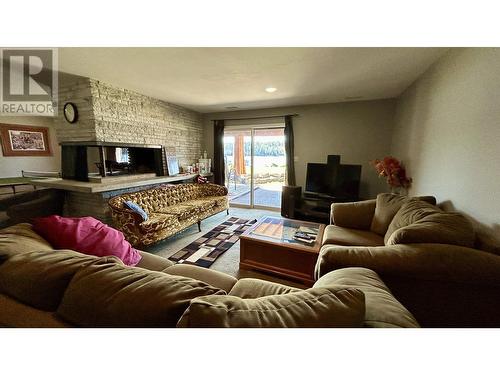 6126 Lakeshore Drive, Horse Lake, BC - Indoor Photo Showing Living Room